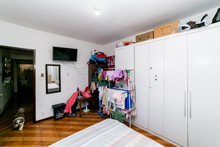 Casa à venda com 366m², 5 quartos e 3 vagas Casa à venda com 366m², 5 quartos e 3 vagasQuarto 2
