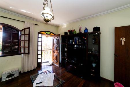 Casa à venda com 366m², 5 quartos e 3 vagas Casa à venda com 366m², 5 quartos e 3 vagasSala
