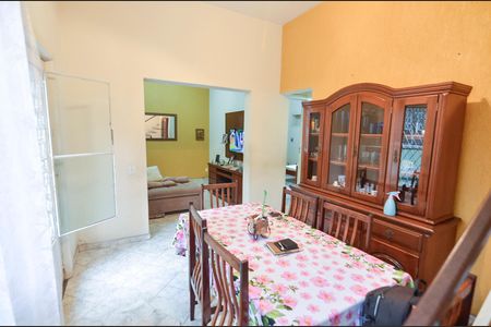 Casa à venda com 200m², 4 quartos e 1 vaga Casa à venda com 200m², 4 quartos e 1 vagaSala