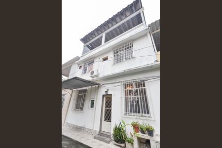 Casa à venda com 200m², 4 quartos e 1 vaga Casa à venda com 200m², 4 quartos e 1 vagaFachada