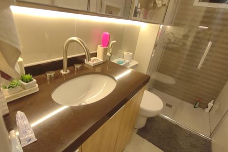 Apartamento à venda com 90m², 2 quartos e 2 vagas Apartamento à venda com 90m², 2 quartos e 2 vagasBanheiro da Suíte 1