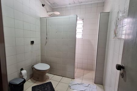Banheiro social de casa à venda com 3 quartos, 249m² em Condomínio Maracanã, Santo André