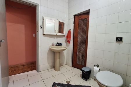 Casa à venda com 249m², 3 quartos e 2 vagas Casa à venda com 249m², 3 quartos e 2 vagasBanheiro social