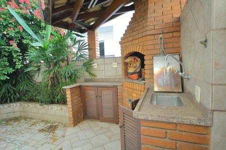 Casa para alugar com 350m², 4 quartos e 4 vagasÁrea de convivência ( churrasqueira) 