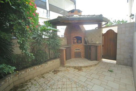 Casa para alugar com 350m², 4 quartos e 4 vagasÁrea de convivência ( churrasqueira) 