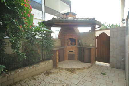Casa para alugar com 350m², 4 quartos e 4 vagasÁrea de convivência ( churrasqueira) 