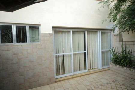 Casa para alugar com 350m², 4 quartos e 4 vagasÁrea de convivência ( churrasqueira) 