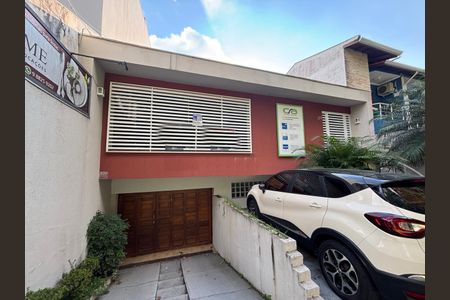 Casa para alugar com 350m², 4 quartos e 4 vagasFachada e acesso 