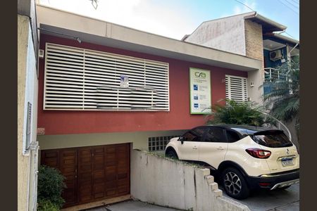 Casa para alugar com 350m², 4 quartos e 4 vagasFachada e acesso 
