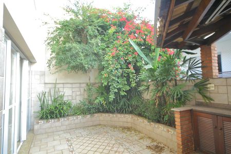 Casa para alugar com 350m², 4 quartos e 4 vagasÁrea de convivência ( churrasqueira) 