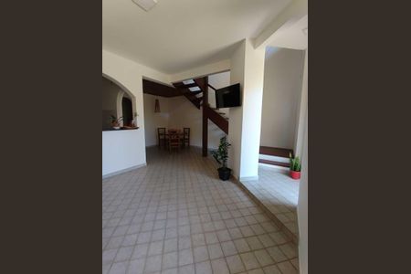 Casa de condomínio para alugar com 360m², 3 quartos e 2 vagasSala