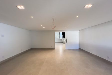 Casa de condomínio à venda com 759m², 5 quartos e 8 vagas Casa de condomínio à venda com 759m², 5 quartos e 8 vagasHome cinema