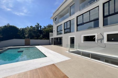 Casa de condomínio à venda com 759m², 5 quartos e 8 vagas Casa de condomínio à venda com 759m², 5 quartos e 8 vagasPiscina
