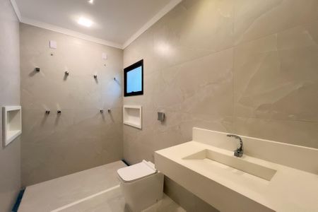 Casa de condomínio à venda com 759m², 5 quartos e 8 vagas Casa de condomínio à venda com 759m², 5 quartos e 8 vagasBanheiro da Suíte 2