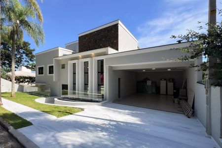 Casa de condomínio à venda com 759m², 5 quartos e 8 vagas Casa de condomínio à venda com 759m², 5 quartos e 8 vagasFachada
