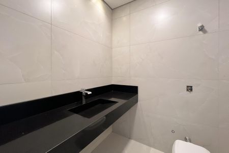 Casa de condomínio à venda com 759m², 5 quartos e 8 vagas Casa de condomínio à venda com 759m², 5 quartos e 8 vagasBanheiro de apoio
