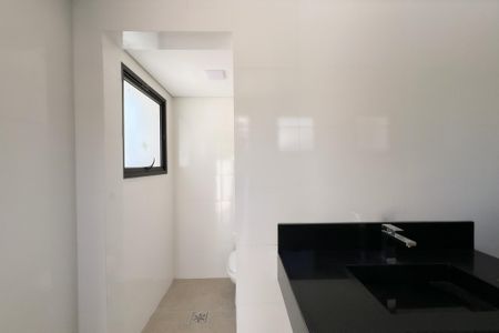Casa de condomínio à venda com 759m², 5 quartos e 8 vagas Casa de condomínio à venda com 759m², 5 quartos e 8 vagasBanheiro de serviço