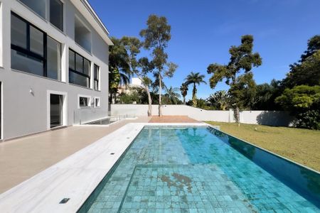 Casa de condomínio à venda com 759m², 5 quartos e 8 vagas Casa de condomínio à venda com 759m², 5 quartos e 8 vagasPiscina