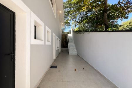 Casa de condomínio à venda com 759m², 5 quartos e 8 vagas Casa de condomínio à venda com 759m², 5 quartos e 8 vagasLateral