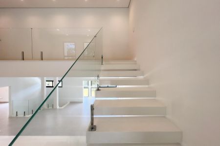 Casa de condomínio à venda com 759m², 5 quartos e 8 vagas Casa de condomínio à venda com 759m², 5 quartos e 8 vagasEscada
