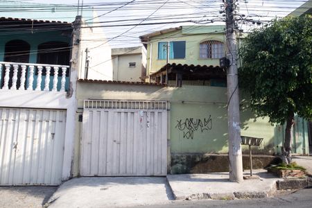 Casa à venda com 141m², 3 quartos e 2 vagas Casa à venda com 141m², 3 quartos e 2 vagasFachada