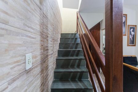 Casa à venda com 141m², 3 quartos e 2 vagas Casa à venda com 141m², 3 quartos e 2 vagasEscada de Acesso ao 2° Andar