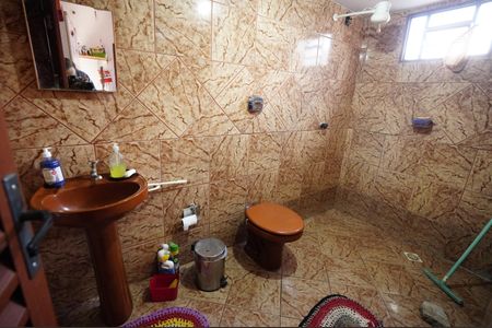 Casa à venda com 360m², 5 quartos e 1 vaga Casa à venda com 360m², 5 quartos e 1 vagaCasa 2 - Banheiro social