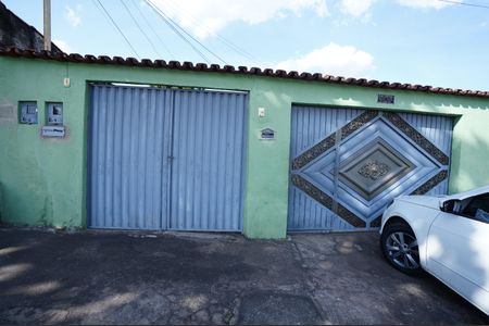 Casa à venda com 360m², 5 quartos e 1 vaga Casa à venda com 360m², 5 quartos e 1 vagaFachada