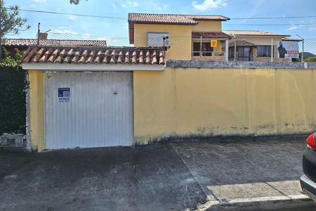 Casa à venda com 360m², 3 quartos e 3 vagas Casa à venda com 360m², 3 quartos e 3 vagasFachada