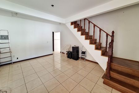 Sala de casa à venda com 3 quartos, 360m² em Piratininga, Niterói