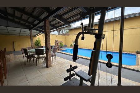 Casa à venda com 442m², 3 quartos e 6 vagas Casa à venda com 442m², 3 quartos e 6 vagasÁrea Comum - Academia