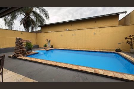 Casa à venda com 442m², 3 quartos e 6 vagas Casa à venda com 442m², 3 quartos e 6 vagasÁrea Comum - Piscina