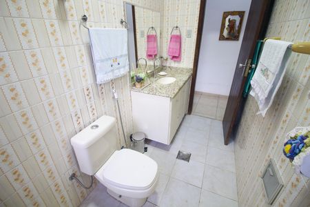 Casa à venda com 120m², 4 quartos e 2 vagas Casa à venda com 120m², 4 quartos e 2 vagasBanheiro