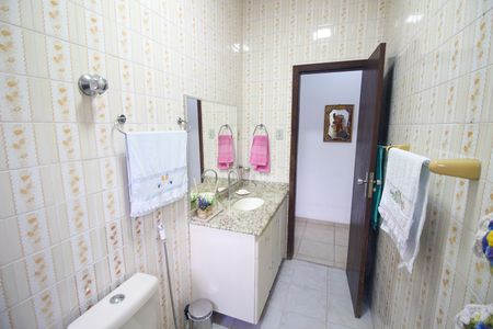 Casa à venda com 120m², 4 quartos e 2 vagas Casa à venda com 120m², 4 quartos e 2 vagasBanheiro