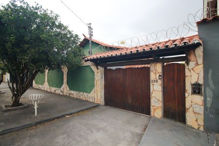Casa à venda com 120m², 4 quartos e 2 vagas Casa à venda com 120m², 4 quartos e 2 vagasFachada