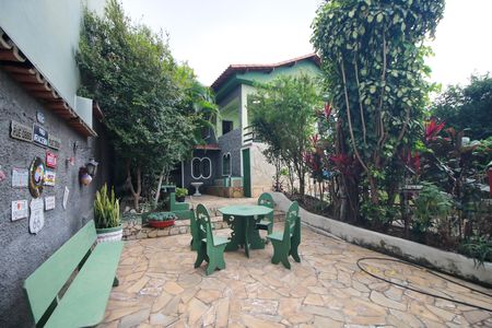 Casa à venda com 120m², 4 quartos e 2 vagas Casa à venda com 120m², 4 quartos e 2 vagasQuintal