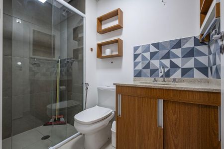 Banheiro de kitnet/studio para alugar com 1 quarto, 27m² em Pinheiros, São Paulo