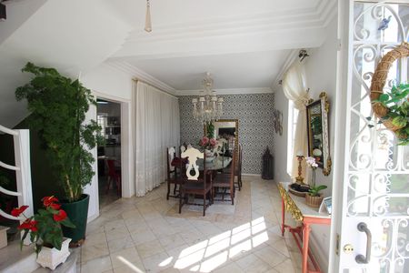 Casa para alugar com 220m², 4 quartos e 2 vagas