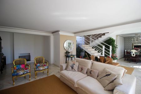 Casa para alugar com 220m², 4 quartos e 2 vagas