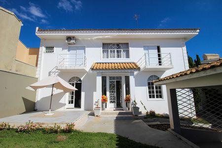 Casa para alugar com 220m², 4 quartos e 2 vagas