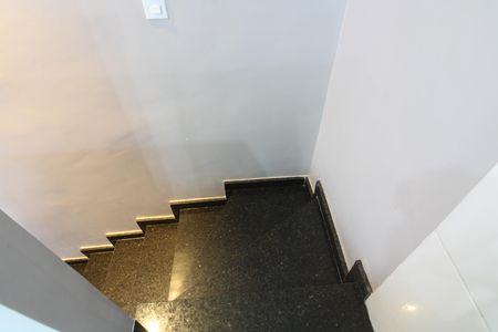 Casa de condomínio para alugar com 36m², 1 quarto e sem vagaEscada de entrada