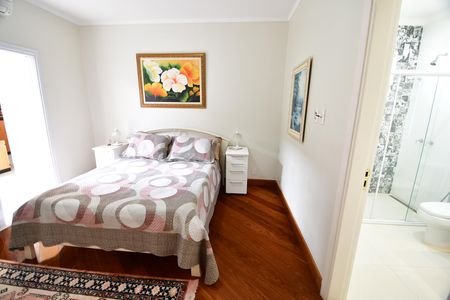 Casa à venda com 310m², 4 quartos e 4 vagasQuarto 4 - Suíte