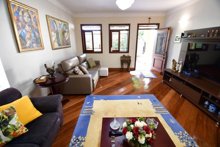 Casa à venda com 310m², 4 quartos e 4 vagasSala