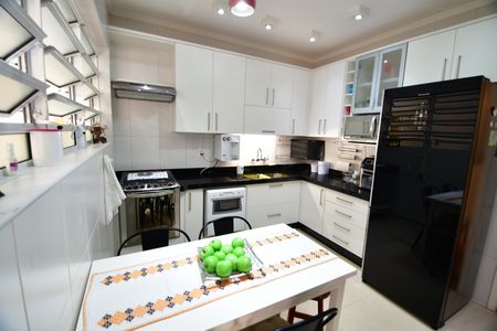 Casa à venda com 310m², 4 quartos e 4 vagasCozinha