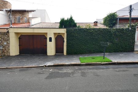 Casa à venda com 310m², 4 quartos e 4 vagasFachada