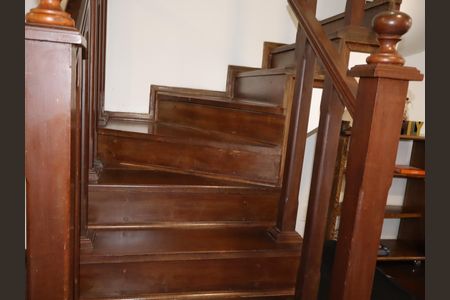Casa à venda com 440m², 4 quartos e 15 vagasEscada para corredor