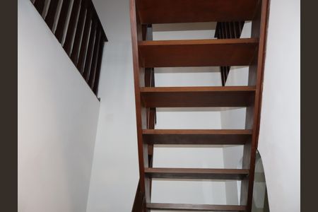 Casa à venda com 440m², 4 quartos e 15 vagasEscada para o sótão