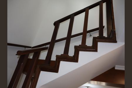 Casa à venda com 440m², 4 quartos e 15 vagasEscada para corredor
