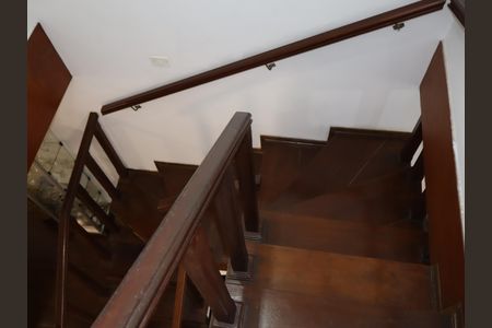 Casa à venda com 440m², 4 quartos e 15 vagasEscada para corredor