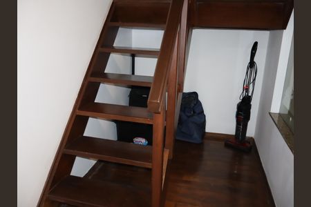 Casa à venda com 440m², 4 quartos e 15 vagasEscada para o sótão